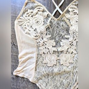 🐰Lush Beige Floral Lace Bodysuit